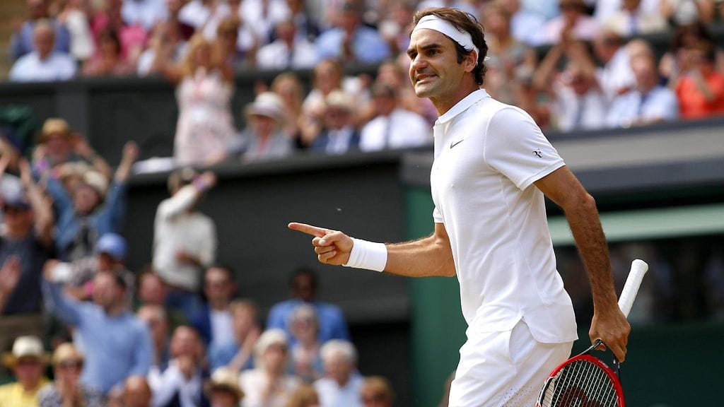 Roger Federer uhkuu itseluottamusta Wimbledonin keskuskentällä.