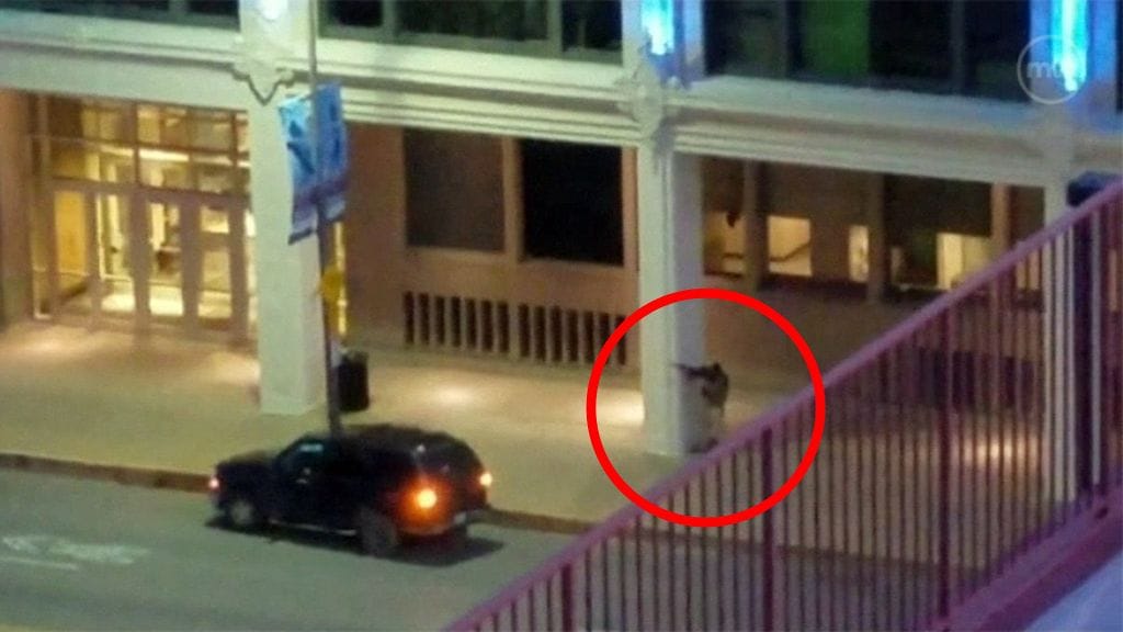 Yksi Dallasin poliisisurman epäillyistä ampujista. Kuvakaappaus MTV Katsomosta.