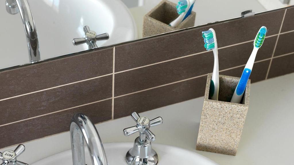 Ethän säilytä hammasharjoja kylpyhuoneessa?