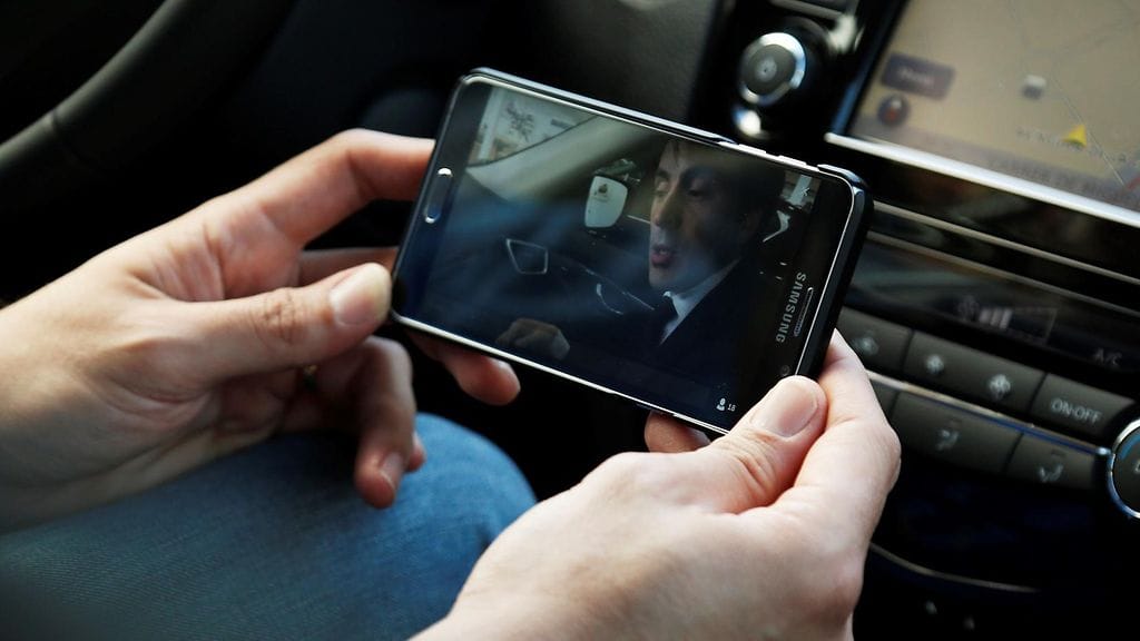 Liike esitteli autoa Periscopen välityksellä.