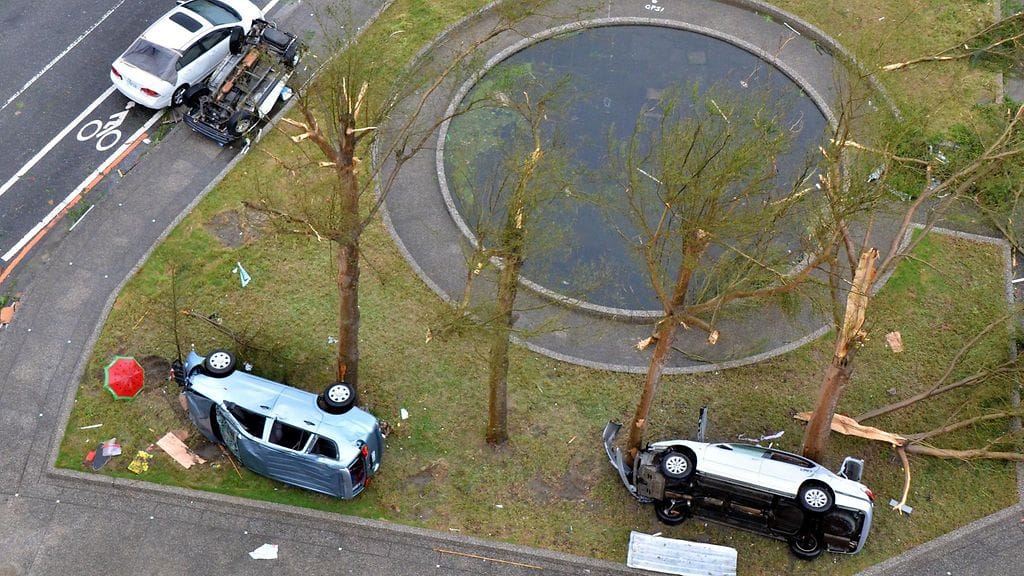 Supertaifuuni Nepartak riepotteli Taiwanissa niin puita kuin autoja 8. heinäkuuta 2016.