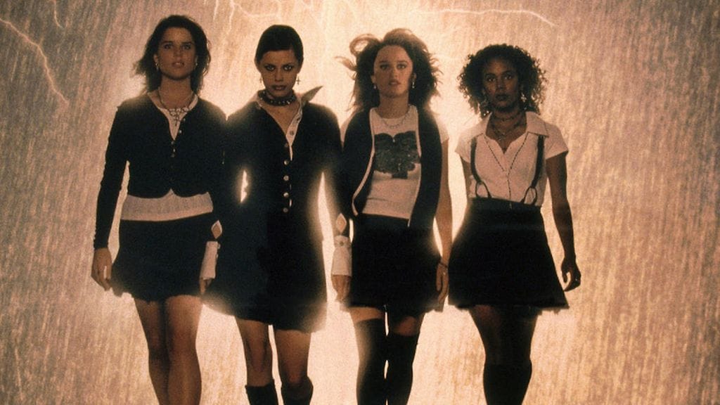 Neve Campbell, Fairuza Balk, Robin Tunney ja Rachel True näyttivät Noitapiiri-elokuvan julisteessa tältä vuonna 1996.