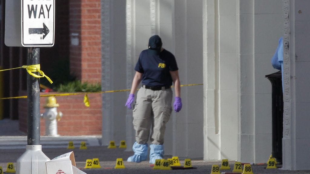 Viranomaiset tutkivat poliisien surmapaikkaa Teksasissa 8. heinäkuuta 2016.