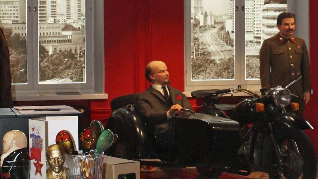 Tampereen Lenin-museon kävijä voi poseerata Stalinin ja Leninin luonnollisen kokoisten vahannukkejen sekä Dnepr-moottoripyörän kanssa. Tampereen Lenin-museo 1. heinäkuuta 2016.