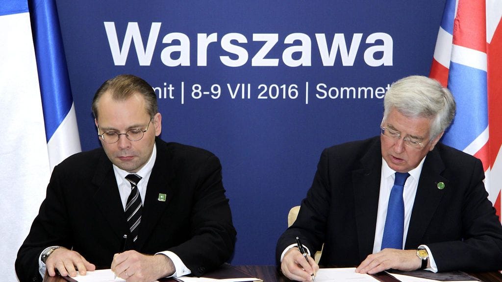 Puolustusministeri Jussi Niinistö ja Britannian puolustusministeri Michael Fallon allekirjoittivat asiakirjan lauantaina Nato-huippukokouksessa Varsovassa.