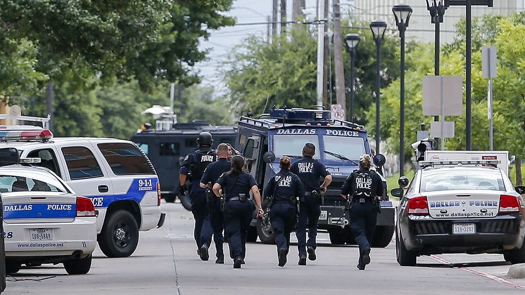 Raskaasti aseistetut poliisit tutkivat uhkausta Dallasin pääpoliisiasemalla 9. heinäkuuta 2016.