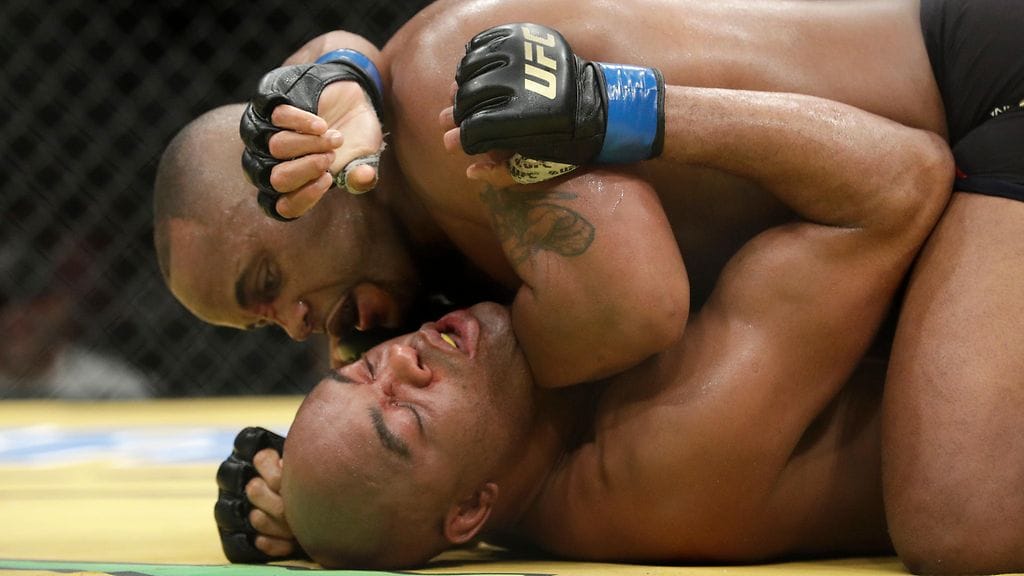 Daniel Cormier painoi Anderson Silvan useasti kanveesille.
