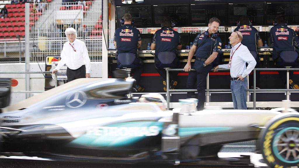 Bernie Ecclestone (vas.) on seurannut tälläkin kaudella, kuinka Mercedes-kuljettajat ovat dominoineet radalla.