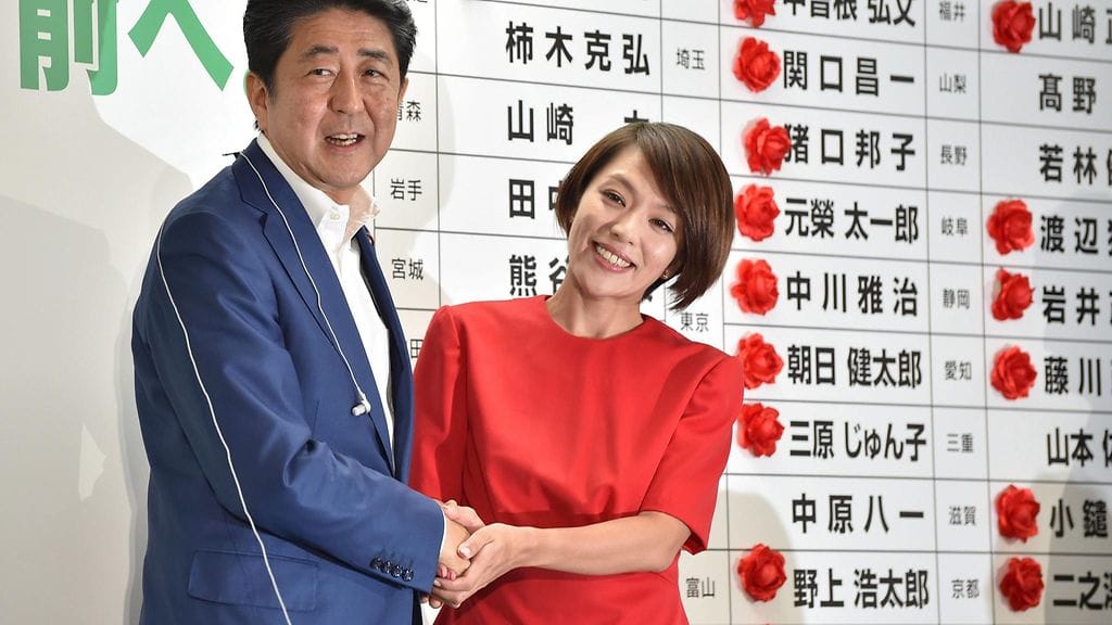 Shinzo Abe ja puoluetoveri Eriko Imai juhlivat vaalivoittoa.