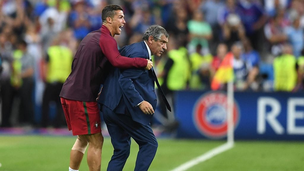 Fernando Santos sai EM-finaalissa valmennusapua loukkaantuneelta Cristiano Ronaldolta.