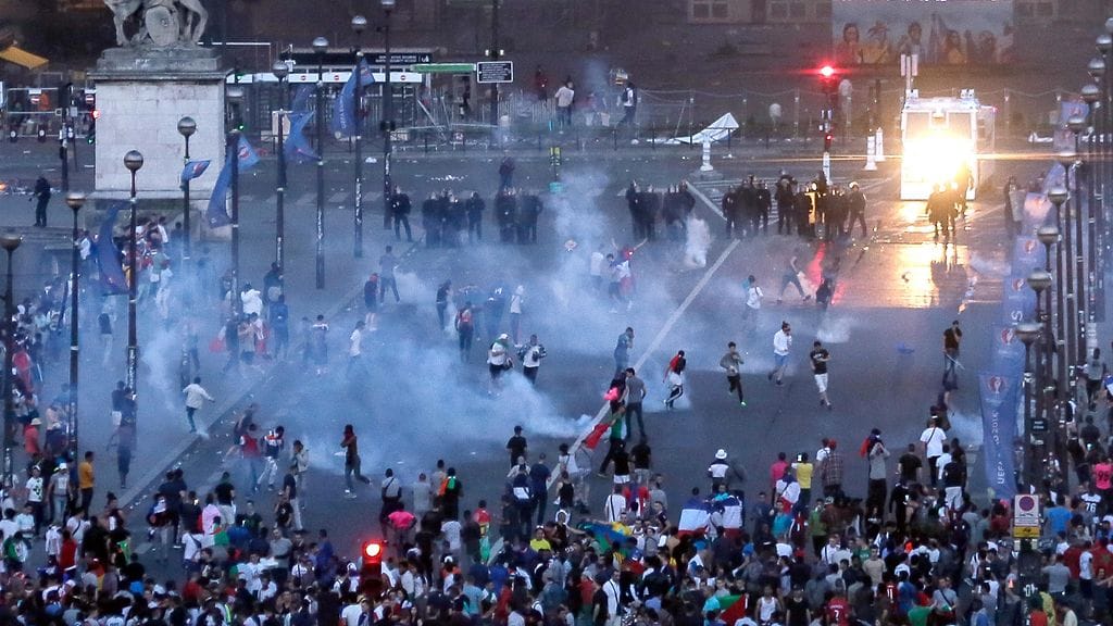 Poliisi käytti kyynelkaasua tilanteen rauhoittamisessa.