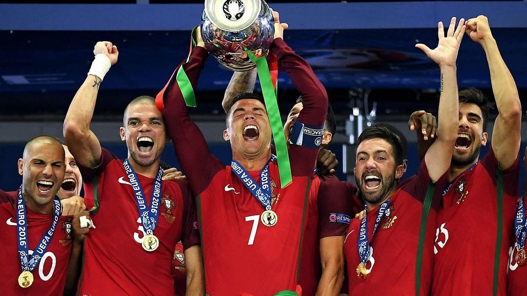 Ronaldo pääsi nostamaan kapteenina EM-voittopokaalin.