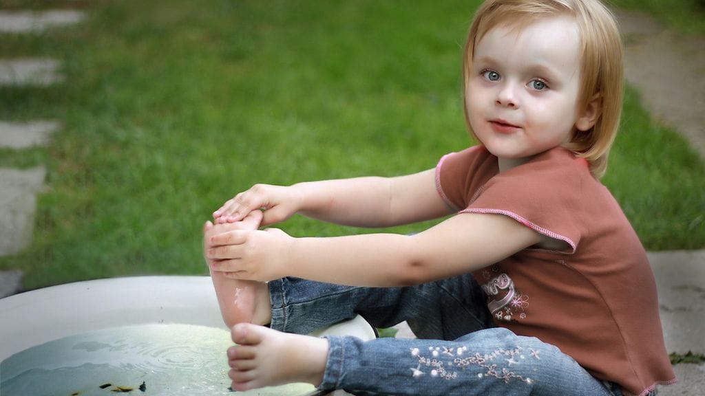 "Pidä pääsi pystyssä, väsynyt äiti. Lapset näkevät rakkauden." Kuvituskuva.