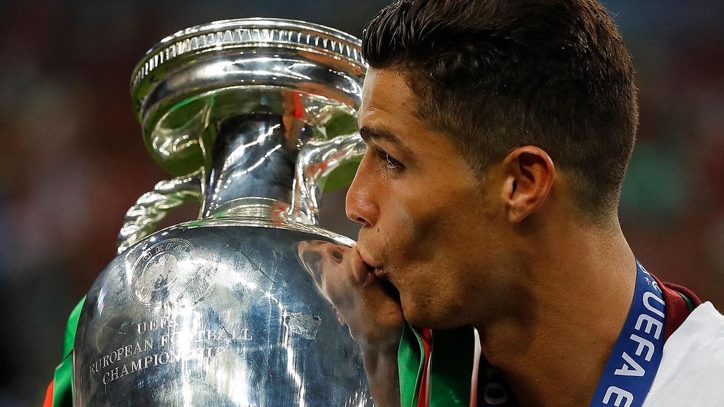 Ronaldo pääsi pussaamaan mestaruuspokaalia sunnuntaina.