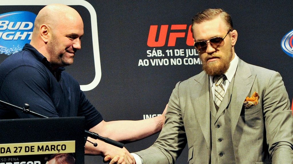 Conor McGregor (oik.) on yksi UFC:n supertähdistä. Vieressä organisaation puheenjohtaja Dana White.