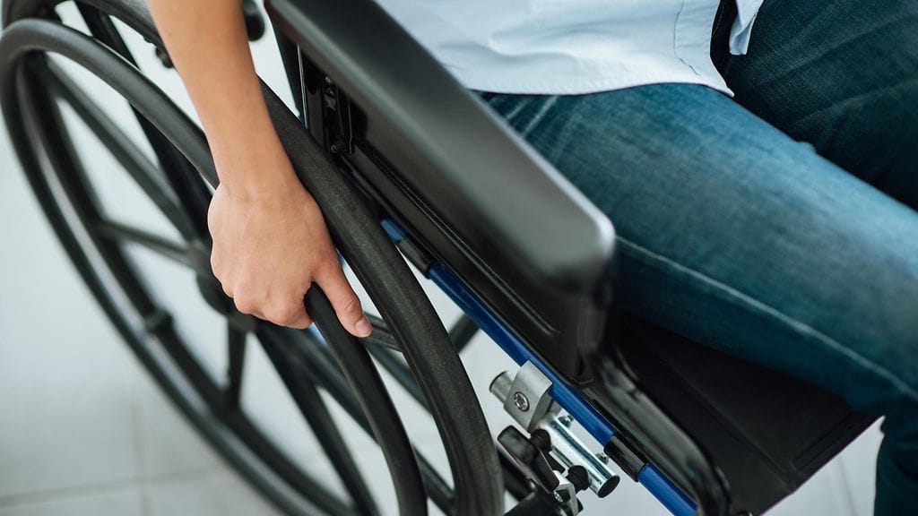 Nainen joutui pyötätuoliin sen jälkeen, kun hänen vartalonsa ei enää jaksanut kannatella rintojen painoa.