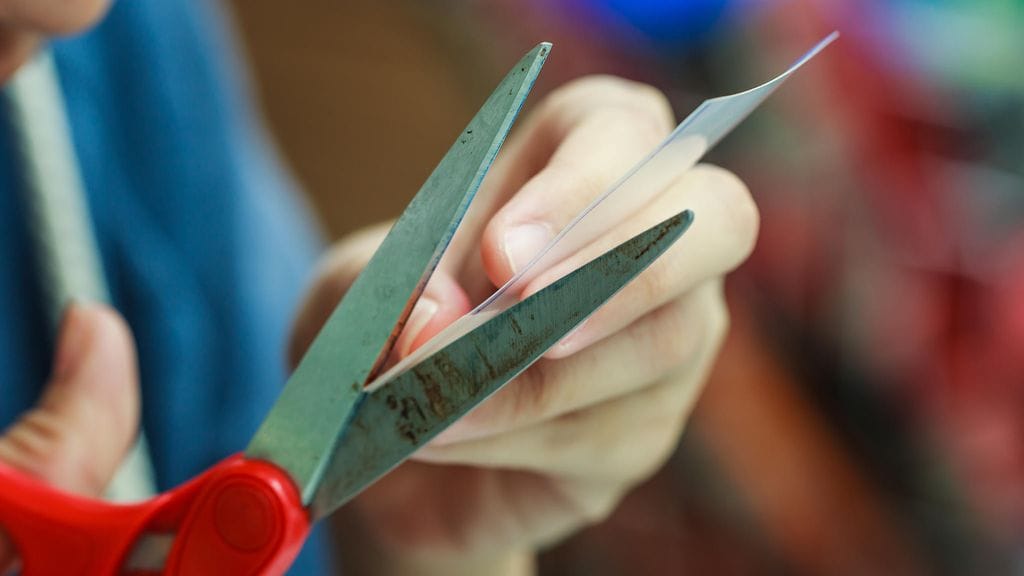 Sakset voi teroittaa helposti kotoa löytyvien tavaroiden avulla.