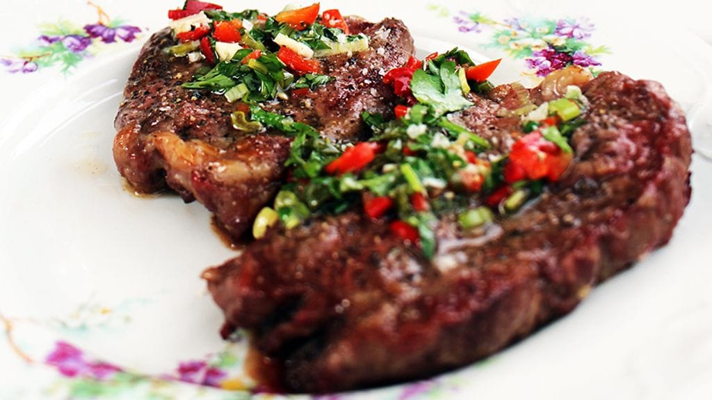 Chimichurri-kastike on mukava lisä grillipihvin päällä.