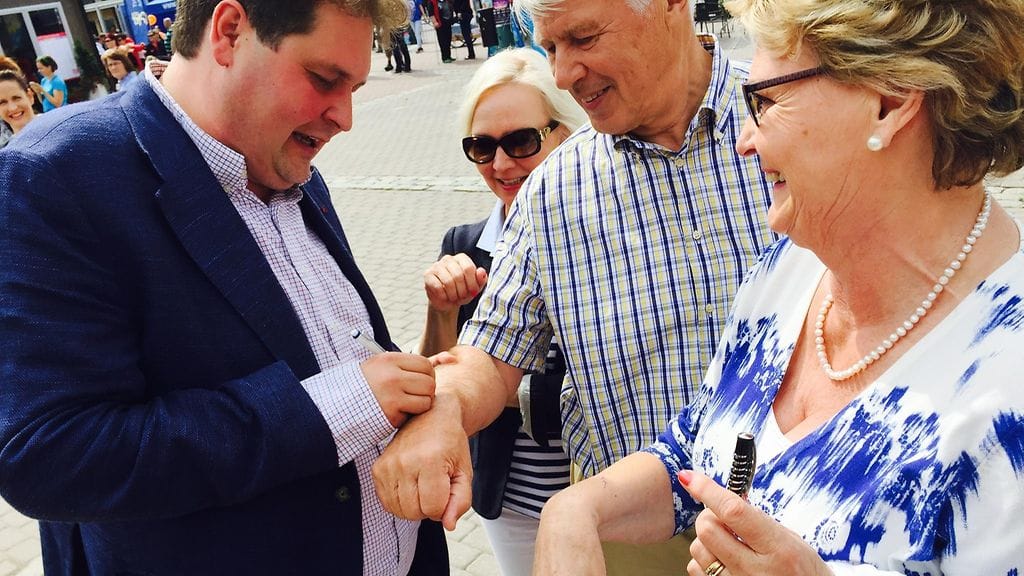 Jetro Rostedt jakamassa nimikirjoituksia SuomiAreenassa Porissa 11.7.2016.