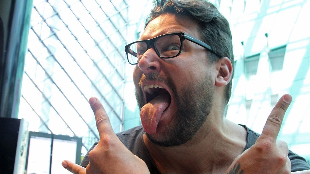 Ohjaaja Timo Vuorensola ja maltillinen heavy-poseeraus Porissa 11. heinäkuuta 2016.