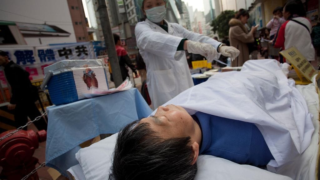 Falun Gong -liikkeen mielenilmaus Kiinan laitonta elintenkeruuta vastaan Hongkongissa vuonna 2012.