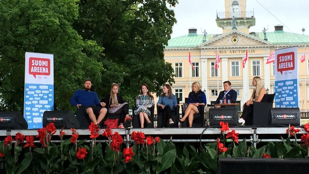 Nuoret kansanedustajat vasemmalta: Touko Aalto, Hanna Sarkkinen, Keskustanuorten puheenjohtaja Hilkka Kemppi, Sanna Marin, Saara-Sofia Sirén ja Ville Tavio.