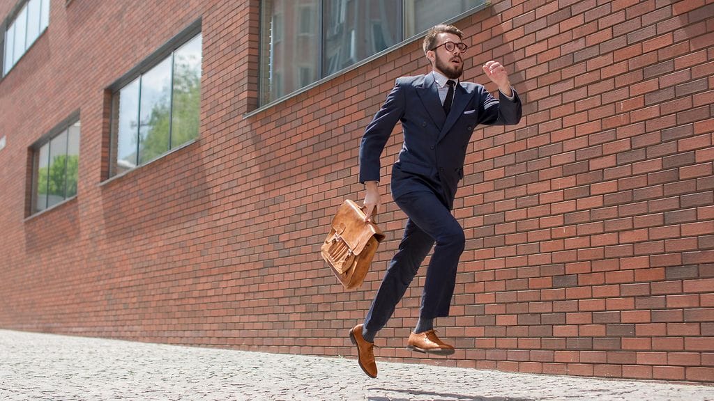 Tapaamiseen kiiruhtaminen voi viestiä menestyksestä.