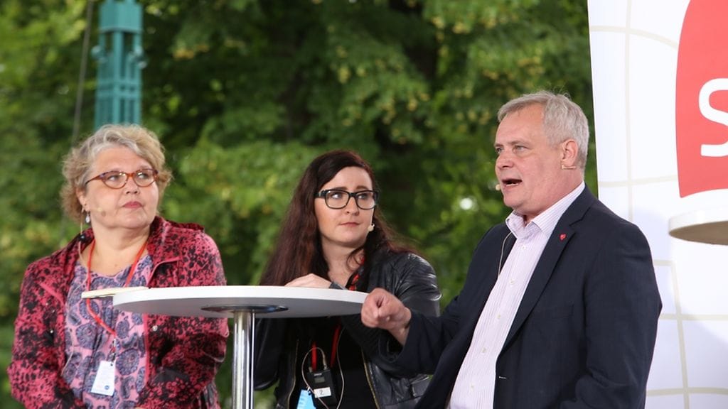 Hanna Huumonen (keskellä) lähti kampanjoimaan MV-lehteä vastaan. Hän kokee onnistuneensa hyvin, vaikka kevät onkin ollut rankka.