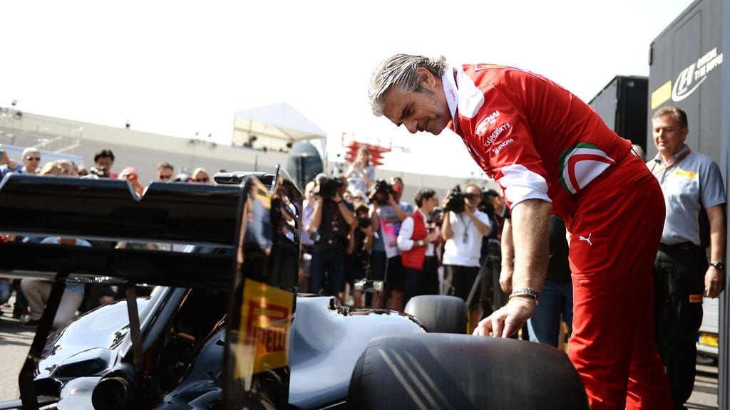Ferrari-pomo Maurizio Arrivabene tutustuu ensi kauden leveämpiin renkaisiin.