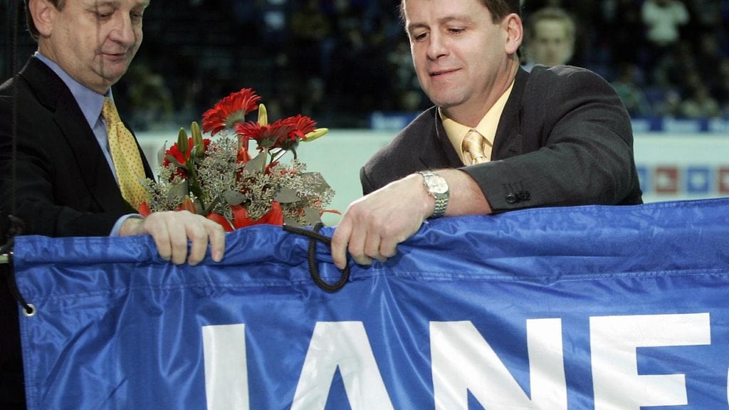 Hjallis Harkimo ja Otakar Janecky nostivat "Oton" paidan Hartwall Arenan kattoon marraskuussa 2004. Jokerit toteaa kotisivuillaan Otakar Janeckyn olleen "tärkein yksittäinen pelaaja Jokerien 1990-luvun neljässä mestaruudessa" ja mahdollisesti jopa "Jokerien historian paras pelaaja".