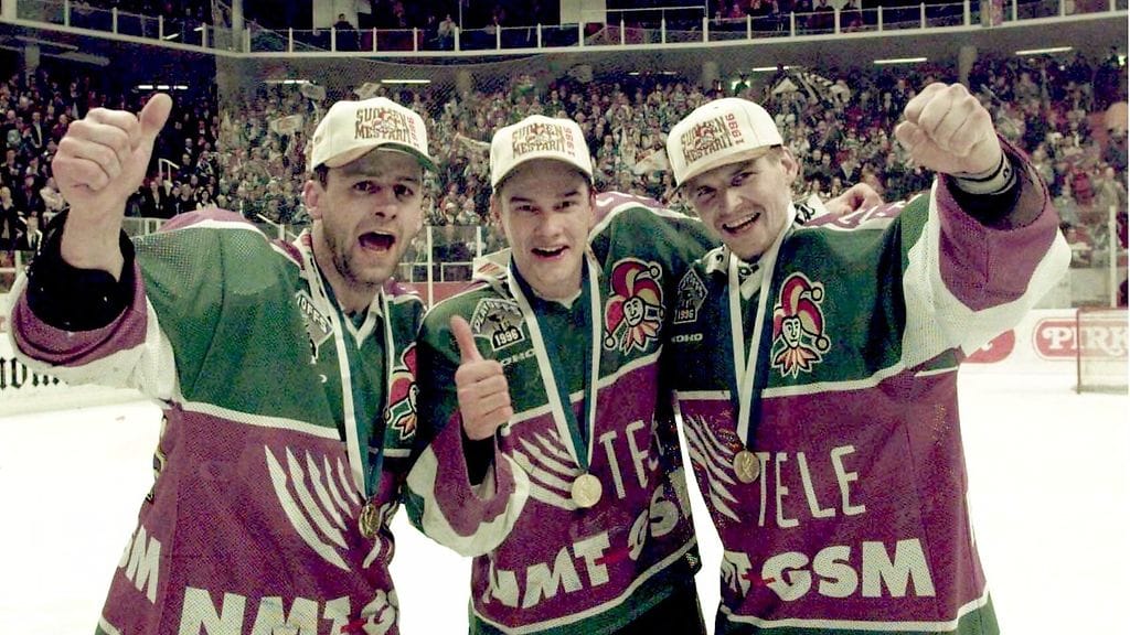 Otakar Janecky, Juha Lind ja Ari Sulander tuulettivat mestaruutta keväällä 1996 tuon vuosikymmenen rakkaan vihollisen, TPS:n, kotihallissa.