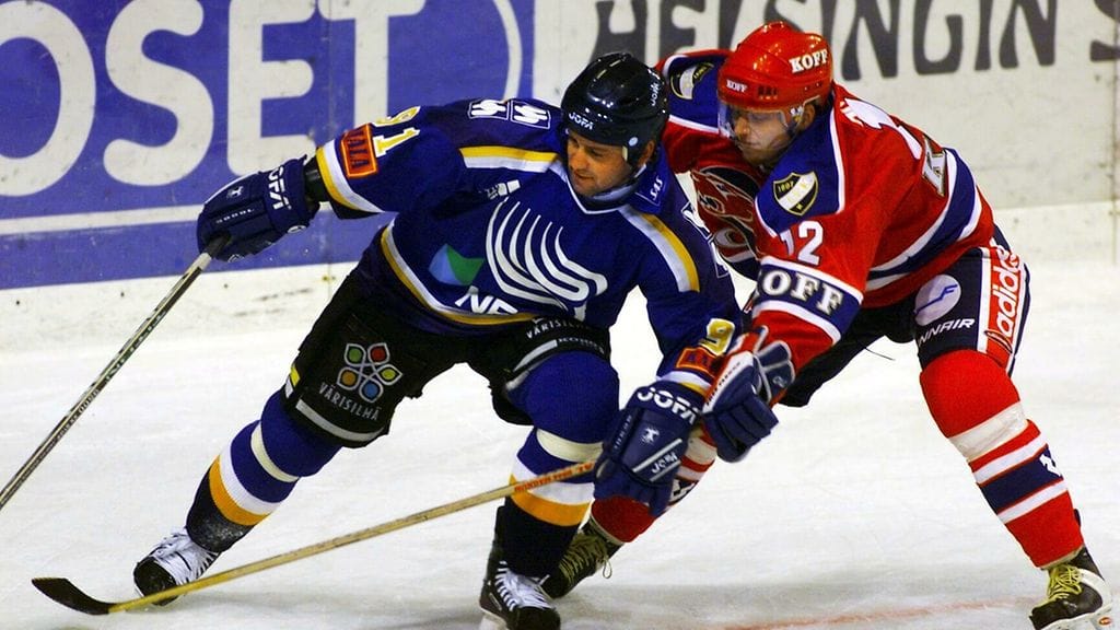 Alle 180-senttinen Janecky on yksi SM-liigan kaikkein aikojen vahvimmista pelaajista. HIFK:n Timo Ahmaoja yritti vääntää kiekkoa pois syksyllä 1999, kun Janecky pelasi yhden kauden Espoo Bluesissa.