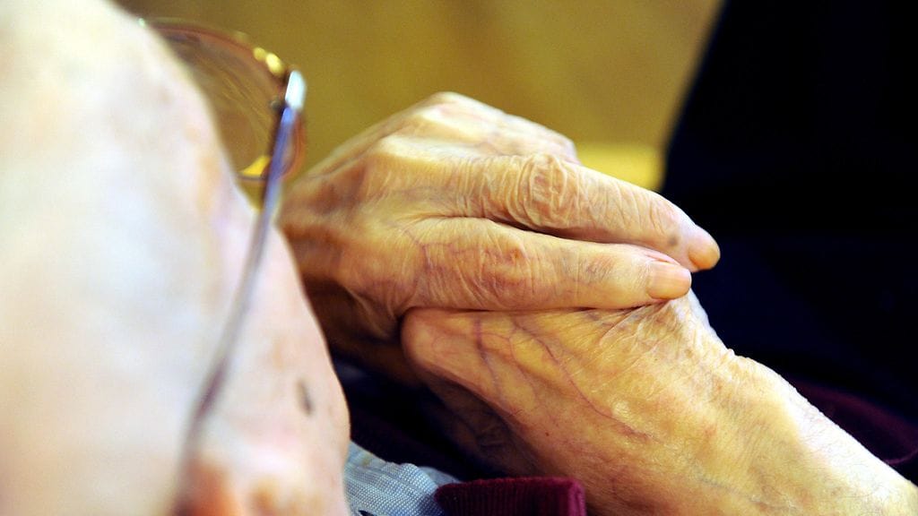 Dementiadiagnoosit olivat tutkimuksessa todennäköisempiä vähintään neljä aivojen mikroverenvuotoa kokeneilla henkilöillä. Kuvituskuva.