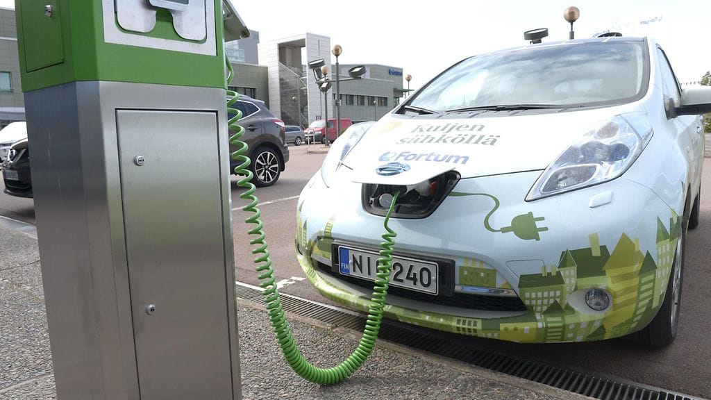 Nissan Leaf -sähköauto latauksessa.