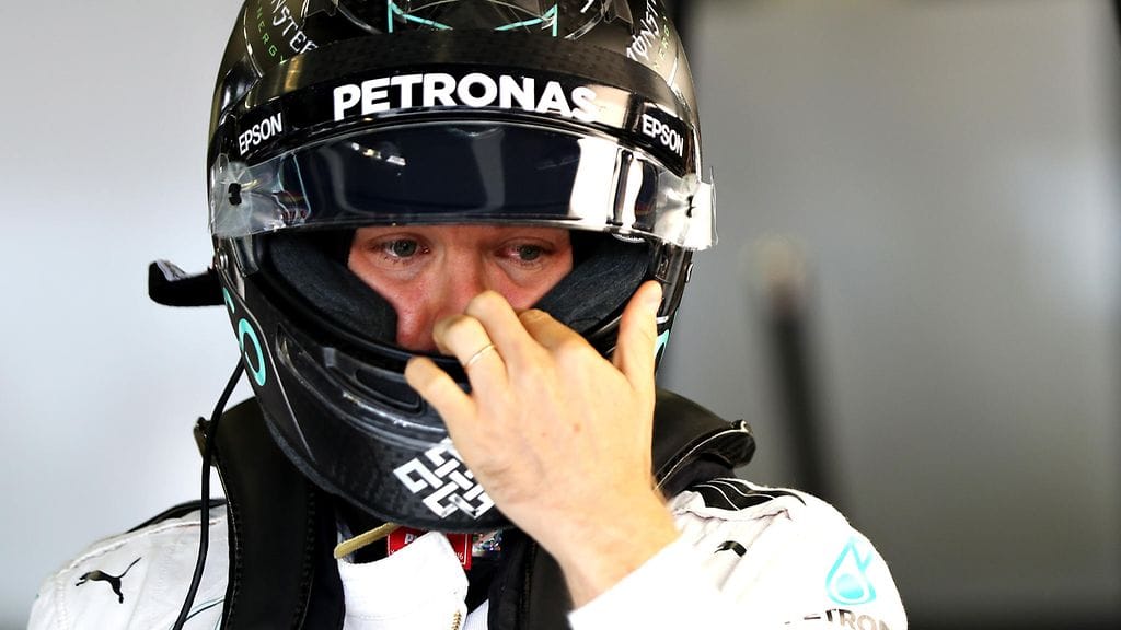 Nico Rosberg putosi Silverstonen F1-kisan toiselta sijalta kolmanneksi aikarangaistuksen vuoksi.