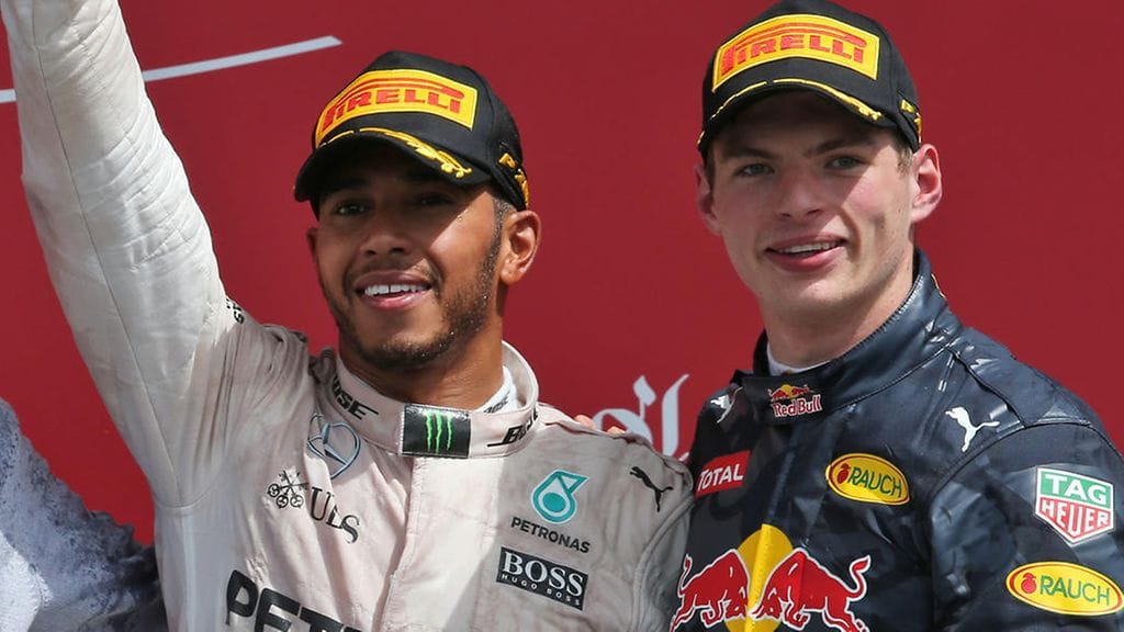 Lewis Hamilton ja Max Verstappen ottivat ensimmäisen ja toisen sijan viikonloppuna ajetussa Britannian GP:ssä. Verstappen nousi toiseksi, kun Mercedeksen Nico Rosbergille langetettiin aikarangaistus.