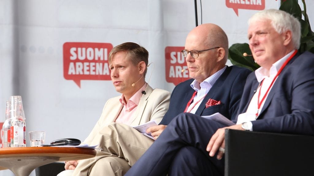 Ruotsin maanpuolustuskorkeakoulun tutkija Magnus Christiansson, puolustusministeriön kansliapäällikkö Jukka Juusti sekä sotilasliitto Naton vara-apulaispääsihteeri Jamie Shea.