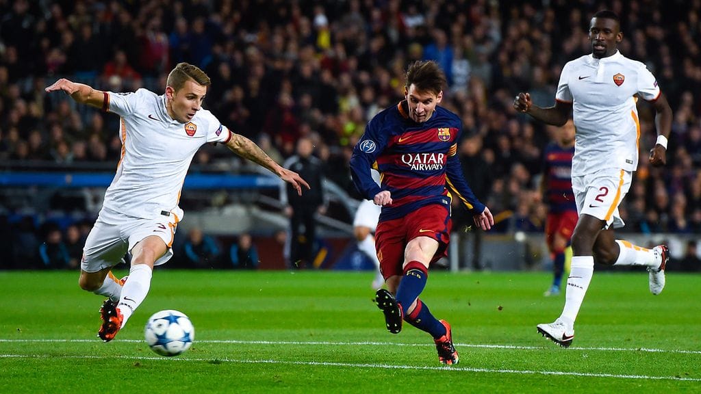 Lucas Digne vaihtaa (oik.) vaihtaa Barcelonan paitaan.