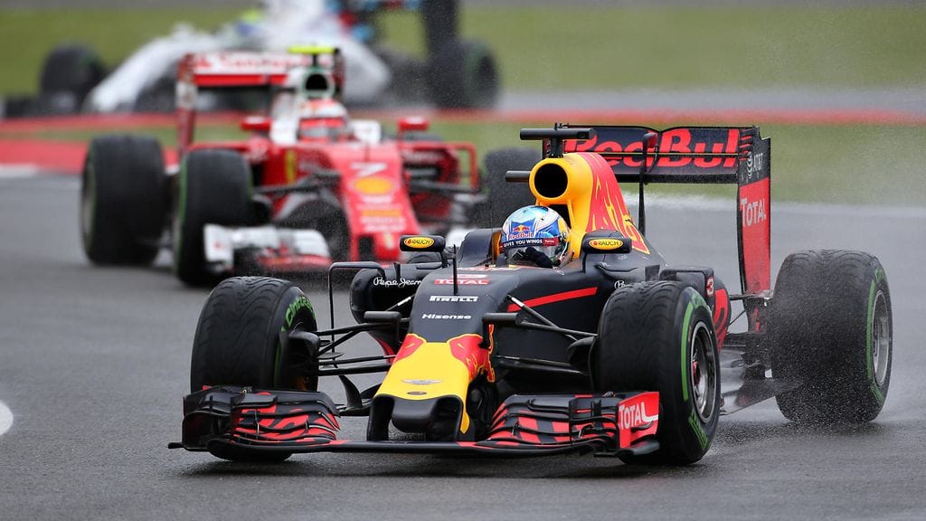 Red Bullin Daniel Ricciardo ja Ferrarin Kimi Räikkönen taistelussa Silverstonen radalla viime viikonloppuna.