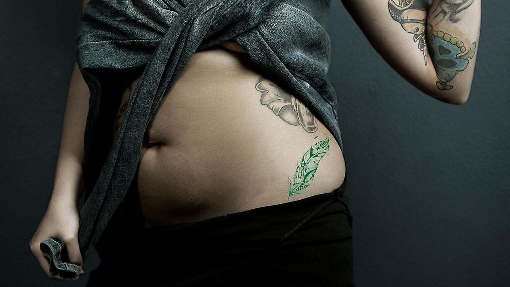 Linnun höyhen symbolisoi halua levittää siivet ja lentää vapauteen.