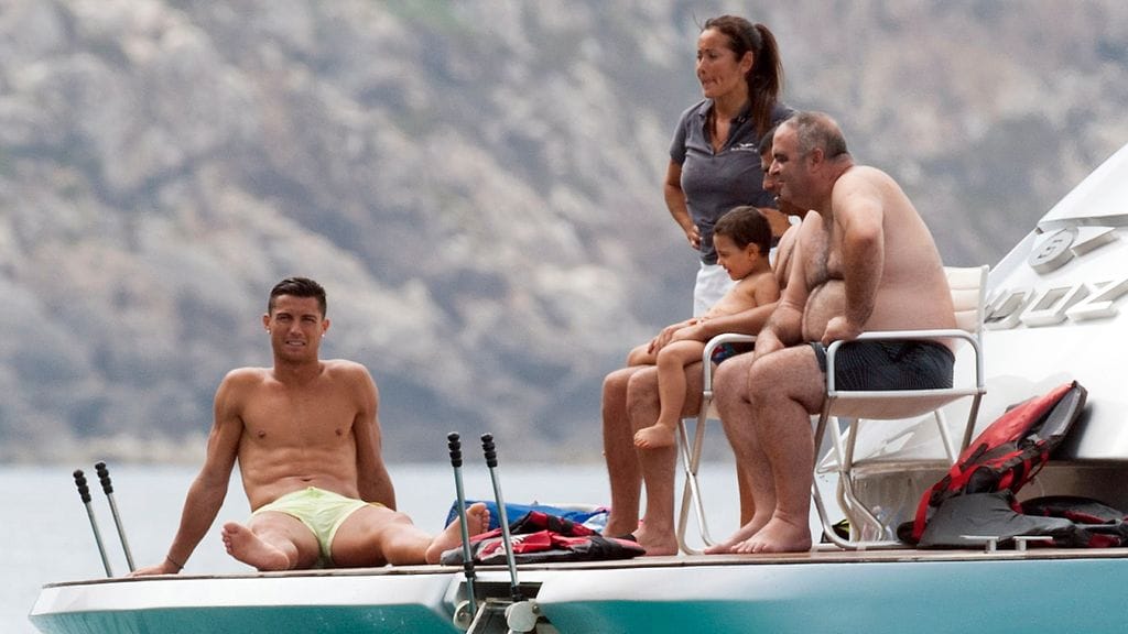 Cristiano Ronaldo nauttii lämmöstä perheensä kanssa.