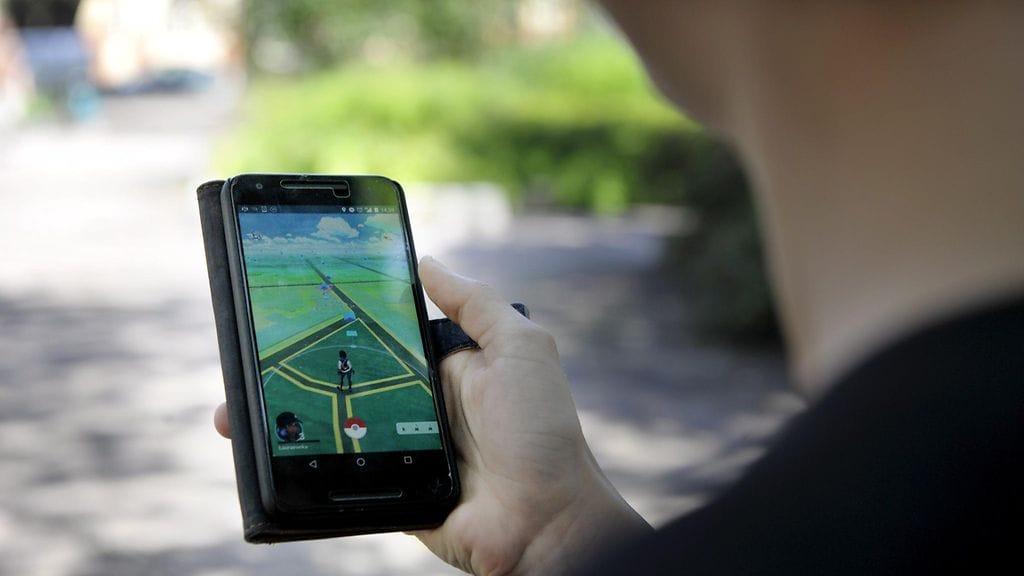 Possunaamaripari häiritsi Pokemon Go:n pelaajia osoittamalla heitä vihreällä laserilla.