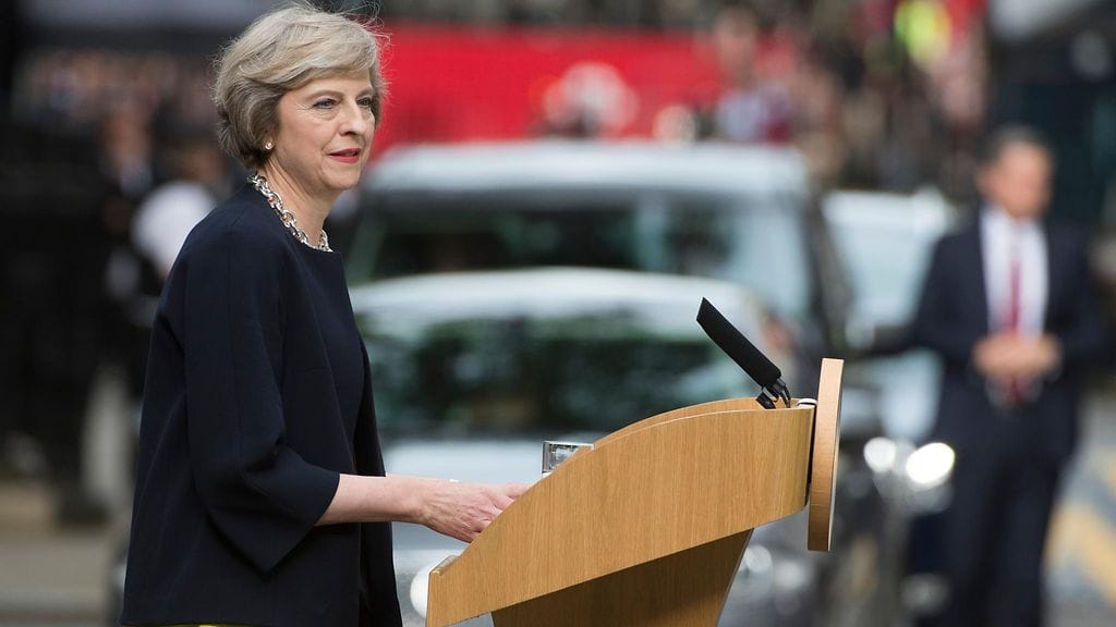 Britannian pääministeri Theresa May piti virkaanastujaispuheen pääministerin virka-asunnon edessä 13. heinäkuuta 2016.