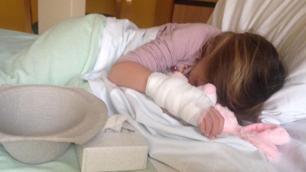 Lilly sairaalassa kohtauksen aikana.