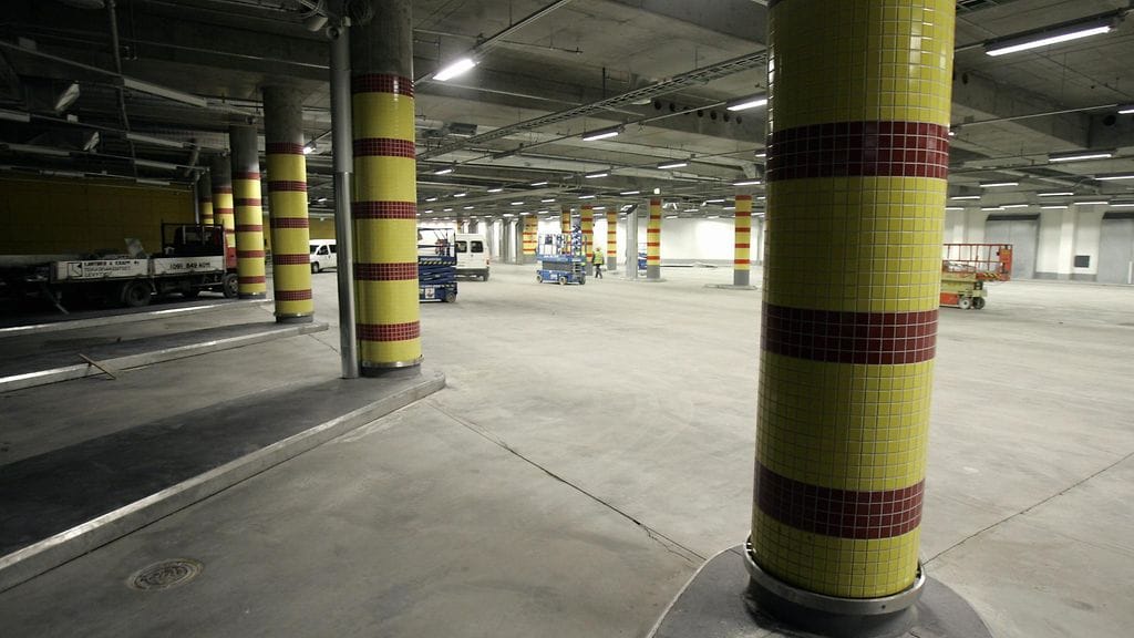 Kampin linja-autoterminaali bussiterminaali tyhjänä Helsingissä.