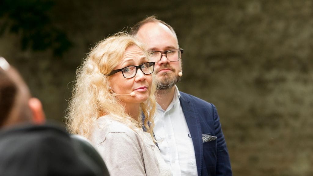 Anneli Auer oli viime kesänä Tuomas Enbusken haastattelussa Suomi Areenalla. Tänään on oli Marja Veitolan haastattelussa Enbuske, Veitola & Salminen talk showssa.
