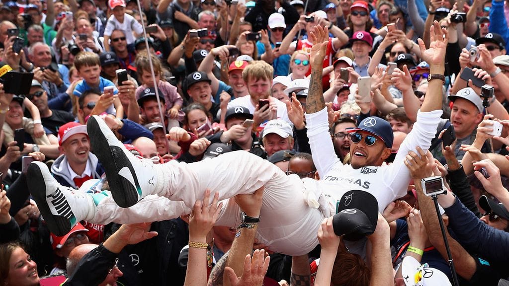 Lewis Hamilton otti ilon irti Britannian GP:n voitosta viime viikonloppuna.