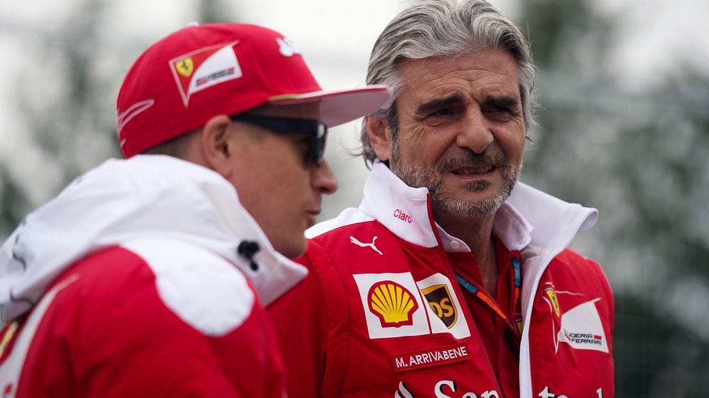 Maurizio Arrivabene (oik.) luottaa edelleen Ferrarin mestaruusmahdollisuuksiin. Vieressä suomalaiskuski Kimi Räikkönen.