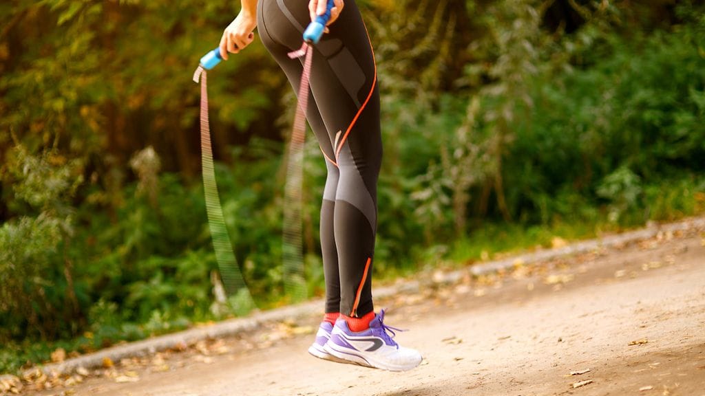 Hyppynarulla hyppiminen on tehokas tapa nostaa sykettä ja treenata pohjelihaksia.