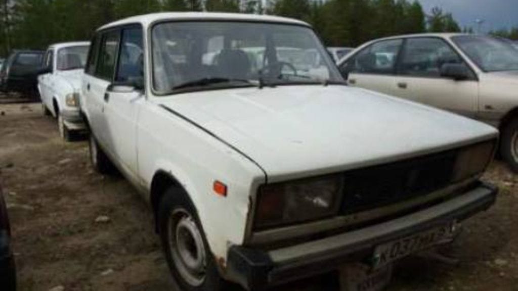 Sallassa huutokaupataan yli 120 autoa, pääasiassa Ladoja ja Volgia.